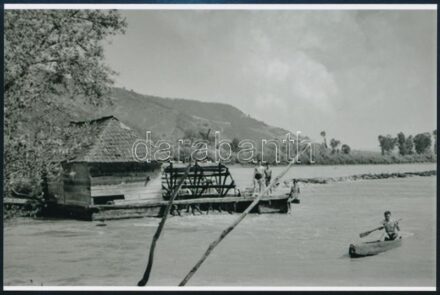 cca 1938 Folyóvízre telepített malom és fürdőző srácok, 1 db mai nagyítás Kerny István budapesti fotóművész gyűjtéséből, 10x15 cm