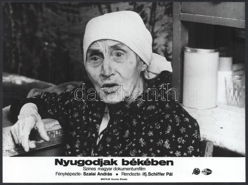 cca 1983 ,,Nyugodjak békében' című magyar dokumentumfilm jelenetei és szereplői, 5 db vintage produkciós filmfotó, ezüst zselatinos fotópapíron, a használatból eredő - esetleges - kisebb hibákkal, 18x24 cm - Image 3