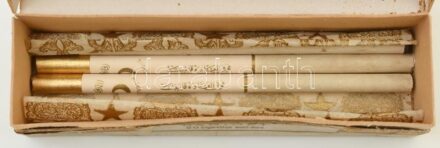 cca 1920-1940 Monopole des Tabacs de Turquie, kissé sérült, kissé foltos cigarettás doboz, benne 2 épp és 1 sérült cigarettával, 5x17x315 cm, cigaretta h: 16 cm