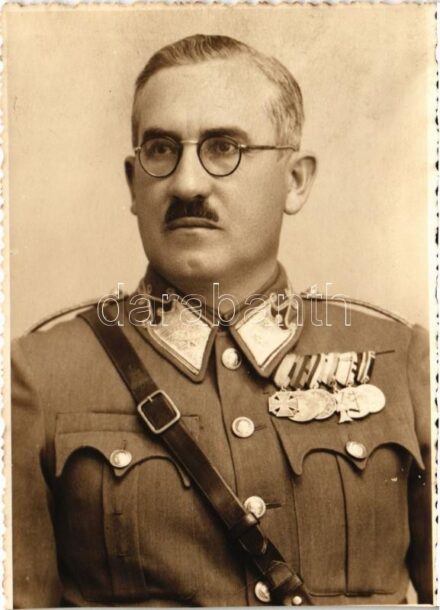 Magyar magas rangú katonatiszt kitüntetésekkel / Hungarian military officer with medals. photo (11,9 x 8,7 cm) (fl)