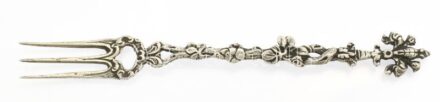 Ezüst(Ag) liliomos sajtvilla, jelzett, h: 13 cm, nettó: 14 g