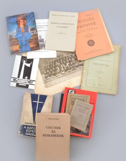 12 db ciszterci renddel kapcsolatos könyv és kiadvány (gimnáziumi értesítő, évkönyv, stb.) + cca 1930 Bp., a Budai Ciszterci Szent Imre Gimnázium tablóképe, rajta Bitter Illés (1868-1939) igazgató, kartonra ragasztott fotó,