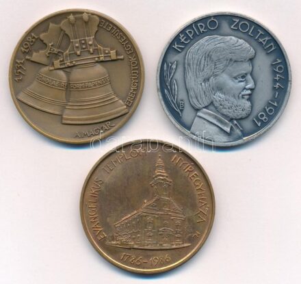 1981. 'A Magyar Éremgyűjtők Egyesülete / Négyszázötven éve világít a pápai Schola fénye' bronz emlékérem (42,5mm) + + Bogár Lívia (1957- ) 1984. 'Képíró Zoltán / Művészünk emlékére Keszthelyi Éremgyűjtők Csoportja'