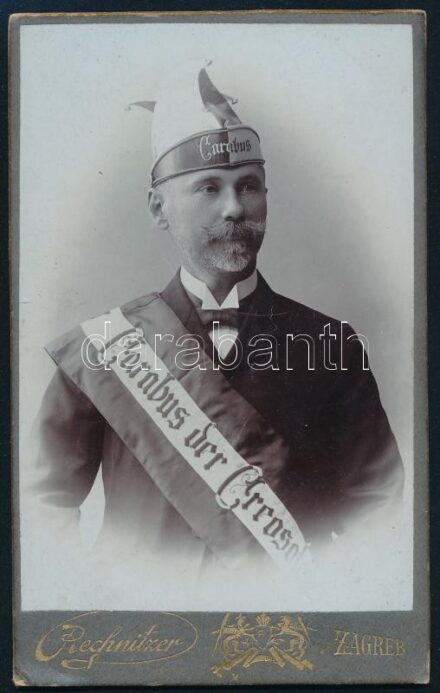 cca 1900 'Carobus...' férfiportré, keményhátú fotó zágrábi műteremből, hátoldalon feliratozva, 10,5×6,5 cm