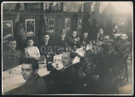 cca 1940 Mulatozó katona társaság Film Fotó Riport pecséttel jelzett fotó 24x16 cm