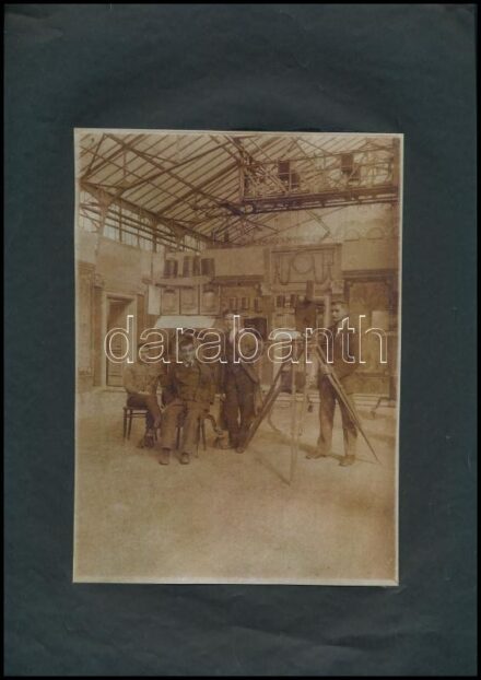 cca 1900 Férfiak csoportképe, modern nyomat papírlapra ragasztva, felületi hibákkal, 20×14 cm