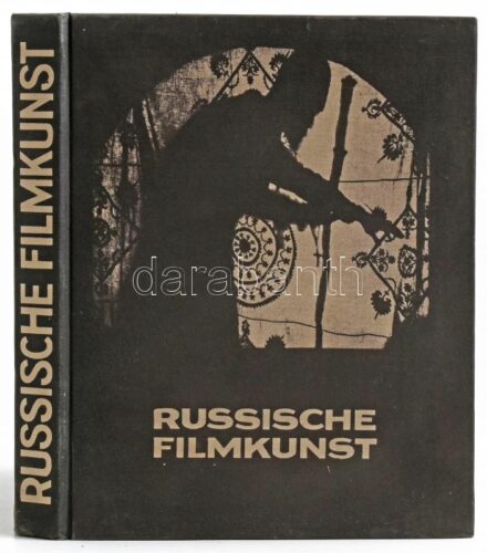 Russische Filmkunst. Vorwort von Alfred Kerr. Mit 144 Tafeln. Berlin, 1927, Ernst Pollak Verlag, 28 p.+144 (fekete-fehér fotók) t. Német nyelven. Gazdag fekete-fehér képanyaggal illusztrált. Kiadói egészvászon-kötés, jó állapotban.