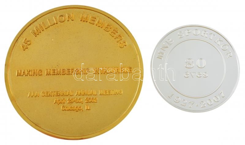 Vegyes: 2007. '80 éves MNB Sportkör' fém emlékérem (42,5mm) + Amerikai Egyesült Államok 2002. 'AAA (American Accounting Association) 100 éves szolgálat' aranyozott bronz emlékérem sérült dísztokban (63,5mm) T:PP,1 - Image 2