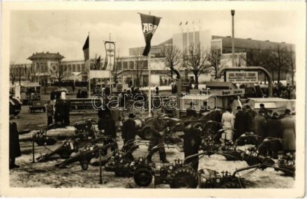 Leipzig, Leipziger Messe, Landwirtschaftliche Maschinen und Geräte auf dem Freigelände der Technischen Messe im Hintergrund die Hallen der Volksrepublik China und der Tschechoslowakischen Republik - modern postcards (Rb)