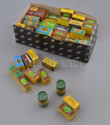 cca 1950-1980 Cipősdoboznyi fotónegatív (utazás, strandolás, tájak, stb.)