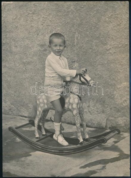 Kisfiú hintalovon, fotó, 18×13 cm