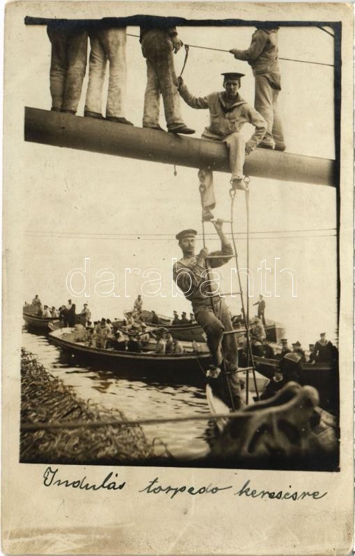 Osztrák-magyar haditengerészet matrózai indulnak torpedó keresésére, kötélhágcsón leereszkedés / K.u.K. Kriegsmarine Matrosen / WWI Austro-Hungarian Navy mariners leaving for a torpedo hunt. photo