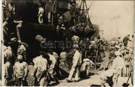 Osztrák-magyar haditengerészet matrózai szénrakodás közben / K.u.K. Kriegsmarine Kohleneinschiffung / WWI Austro-Hungarian Navy mariners loading coal. photo (EK)