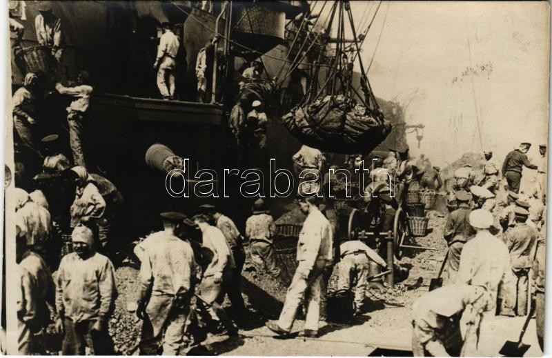 Osztrák-magyar haditengerészet matrózai szénrakodás közben / K.u.K. Kriegsmarine Kohleneinschiffung / WWI Austro-Hungarian Navy mariners loading coal. photo (EK)