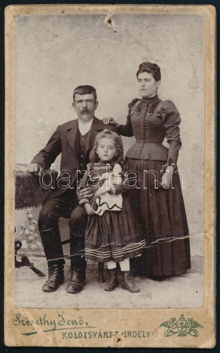 cca 1870-1880 Kolozsvári család fotója, Kolozsvár, Szigethy Jenő, foltos, törésnyommal, két kis lyukkal, 10x6 cm