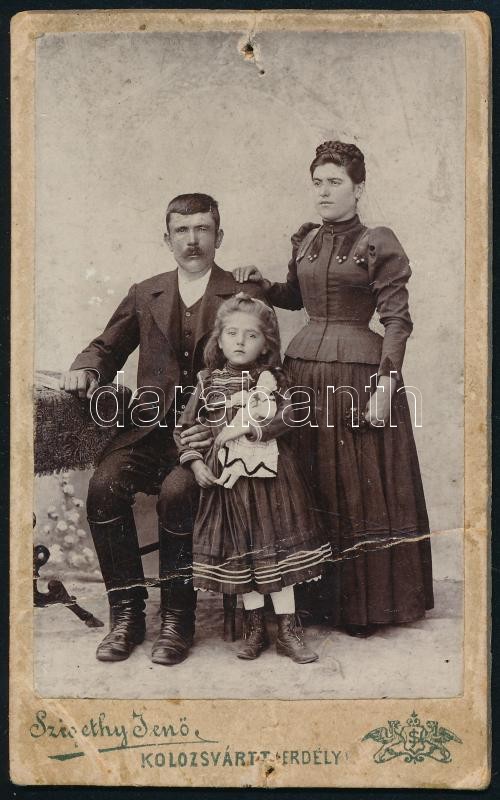 cca 1870-1880 Kolozsvári család fotója, Kolozsvár, Szigethy Jenő, foltos, törésnyommal, két kis lyukkal, 10x6 cm