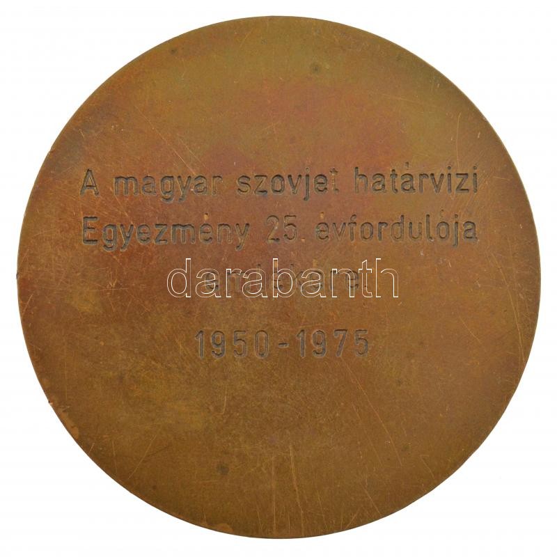 1975. 'Budapest / A magyar - szovjet határvízi Egyezmény 25. évfordulója emlékére 1950-1975' kétoldalas bronz emlékérem (70mm) T:2 patina, hátoldalon karc - Image 2