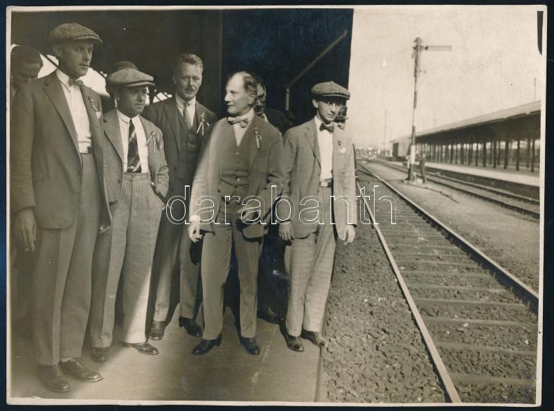 1927 A Filharmóniai Társaság elutazás a Keleti pályaudvarról Farnkfurtba a zenei ünnepségekre, 1927. aug. 17-én, 2 db fotó, az egyik Macsi András fotó a hátoldalán feliratozva,17x23 cm és 22x16 cm