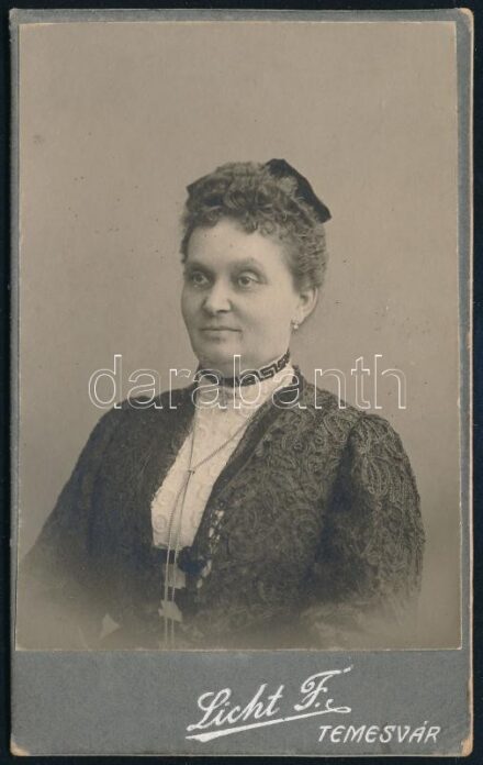 cca 1890 Elegáns idős hölgy portréja, keményhátú fotó Licht temesvári műterméből, 10,5×6,5 cm