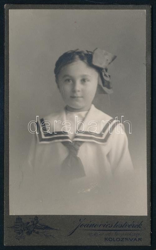 cca 1910 Kislány portréja, keményhátú fotó a Joánovics testvérek kolozsvári műterméből, 10,5×6,5 cm