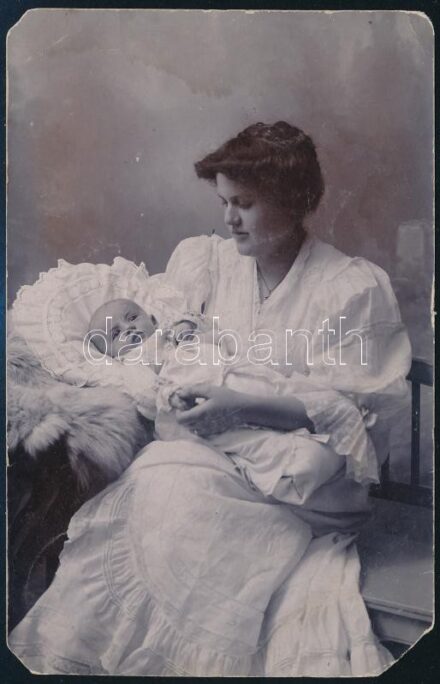 1907 Baja, nő gyermekével, fotólap, sarokhiánnyal, 14×9 cm