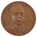 Csíkszentmihályi Róbert (1940-2021) 1994. 'BÉLAE FLERKÓ SEPTVAGENARII / DIEM NATALEM - ET PROFESSVRAM - TRIGINTA ANNORVM - CELEBRANTES - AMICI - XIV. VI. - MCMXCIV' kétoldalas öntött bronz emlékérem (69mm) T:2 patina, előoldalán