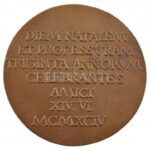 Csíkszentmihályi Róbert (1940-2021) 1994. 'BÉLAE FLERKÓ SEPTVAGENARII / DIEM NATALEM - ET PROFESSVRAM - TRIGINTA ANNORVM - CELEBRANTES - AMICI - XIV. VI. - MCMXCIV' kétoldalas öntött bronz emlékérem (69mm) T:2 patina, előoldalán - Image 2