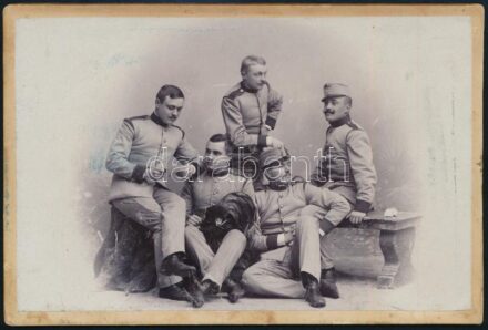 cca 1900-1910 Császár vadászok portréja, Divald Károly eperjesi műterméből, keményhátú fotó, a hátoldalon három szereplő aláírásával, 13x20 cm