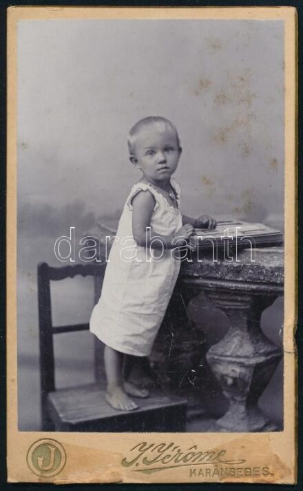cca 1900-1910 Kislány portréja, keményhátú fotó J. Jerome kránsebesi műterméből, a felületén kis foltokkal, 11x6 cm