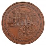 Fritz Mihály (1947-) ~2002-2010 'Andrássy Gyula Budapesti Német Nyelvű Egyetem / Erővel és Erénnyel - UNIVERSITAS FONDATA MMI, IN AUGURATA ANNO MMII' kétoldalas bronz emlékérem (65mm) T:1-,2 pár karc, kis ph - Image 2