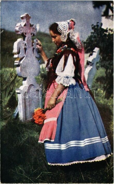 Palóc menyecske a temetőben Nógrád megyében / Hungarian folklore