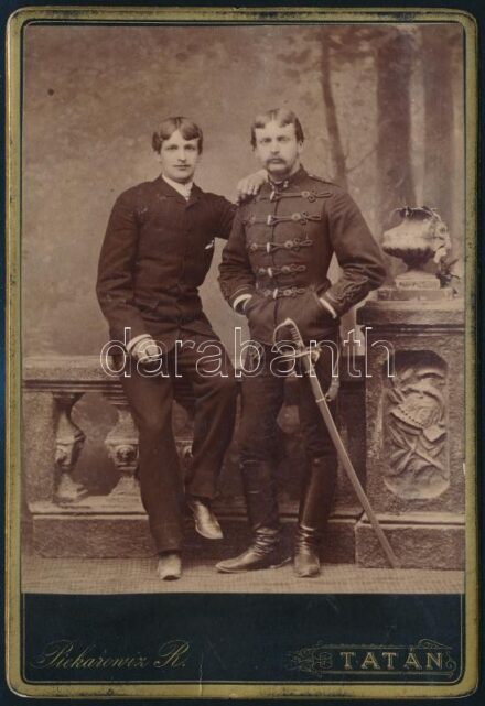 cca 1885 Huszár díszegyenruhában, karddal, keményhátú fotó Piekarowiz Richard tatai műterméből, 16×11 cm