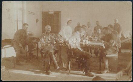 1915 A kassai Vöröskereszt Egylet kassai (Felvidék) betegnyugvó állomásán készített eredeti fotó, hátoldalt pecsétekkel, lapként elküldve, sarkain törésnyomok, 8,5×14 cm