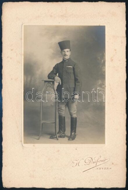 cca 1910 Francia katona (Gaston Moreau) portréja, kartonra kasírozott fotó H. Dufour neversi műterméből, hátoldalán feliratozott, 10,5x7 cm / Portrait of a French soldier (Gaston Moreau), vintage photo