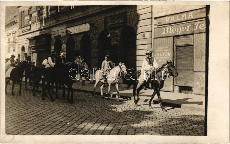 Budapest I. Fő utca és Corvin tér 1., Bleyer Testvérek, Singer Co. varrógépek és 'Gardenia' élő és művirág üzlet, lovasok népviseletben. photo