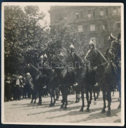 cca 1930 Budapest, a testőrség egy lovas felvonulás elején, fotó, 8,5×8,5 cm