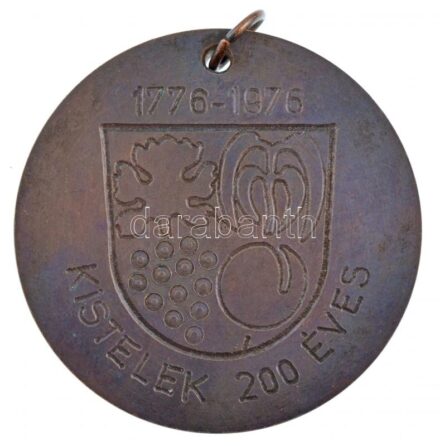 1976. 'Kistelek 200 éves 1776-1976' egyoldalas, átlyukasztott bronz emlékérem karikán, hátoldalán gravírozva (50mm) T:2 ü.