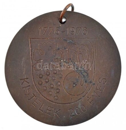 1976. 'Kistelek 200 éves 1776-1976' egyoldalas, átlyukasztott bronz emlékérem karikán, hátoldalán gravírozva (50mm) T:2 patina