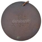 1976. 'Kistelek 200 éves 1776-1976' egyoldalas, átlyukasztott bronz emlékérem karikán, hátoldalán gravírozva (50mm) T:2 patina - Image 2