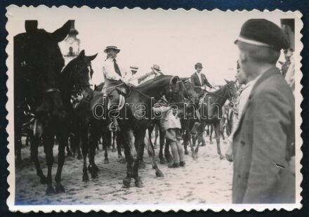 1935 Távlovaglók Csongrádon, hátoldalon feliratozott fotó, jó állapotban, 6×8,5 cm