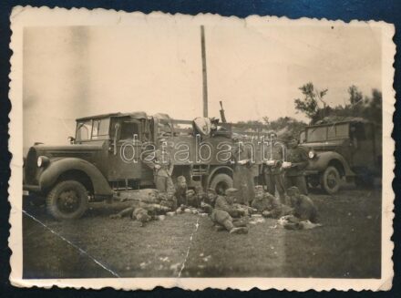 1941 Magyar katonai műszaki egység ebédje Veszprémben hazafelé jövet az erdélyi bevonulás után, fotó felületi törésekkel, hátoldalon feliratozva, 6×8 cm