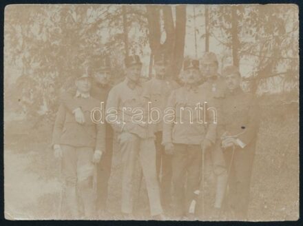 1916 Katonák csoportja Kistapolcsánban (Felvidék), hátoldalon feliratozva, nevekkel, felületén törésnyom, 7,5×10,5 cm