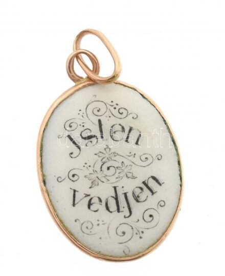 Arany (Au) 14K angyalos porcelán medál, jelzés nélkül, 1,5×1,1 cm, bruttó: 0,9 g