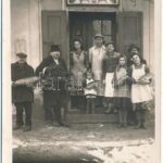 Ismeretlen település, Horváth Géza sütödéje, pék és családja, vásárlók kenyerekkel. photo (fl)