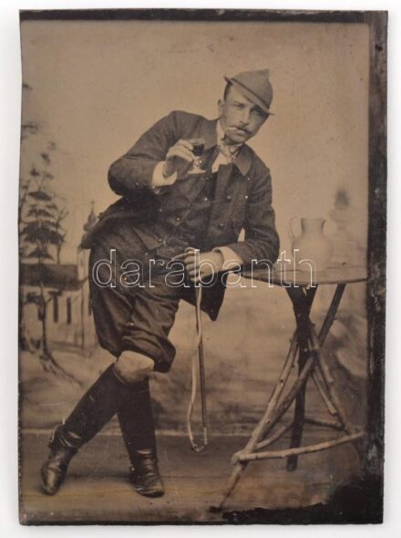 cca 1900 Iszogató vadász, ferrotípia, 8×6,5 cm