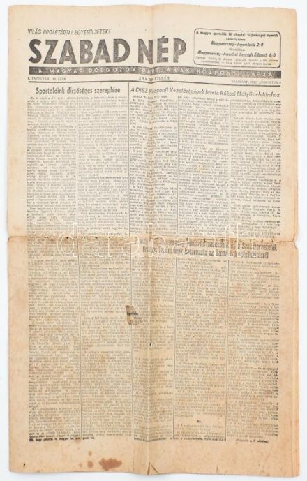 1952 Szabad Nép. 1952. aug. 3. X. évf. 182. száma. Benne a kor híreivel, közte a Helsinki olimpia híreivel, az utolsó lapon az olimpiai bajnok Arany-csapat és a vízilabda válogatott fotóival, de a lap alján lévő névbejegyzések nem a