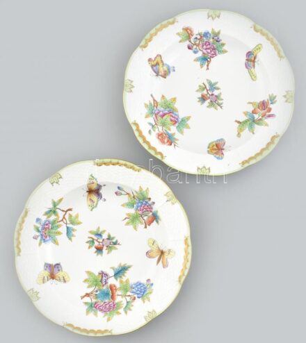 2 db Herendi Viktória mintás leveses tányér, kézzel festett porcelán, kopásnyomokkal, apró tűzrepedéssel, csorbával, jelzett, d: 24,5cm