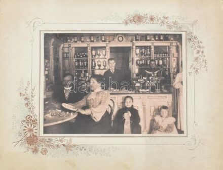 Szatócsbolt valahol Magyarországon. hímző asszony, cukorkák, stb. Látványos keményhátú fotó kartonon. 28 x23 cm