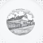 6 db Decobex jelszett dísztányér, Balatonfüred látványosságaival díszítve, matricás porcelán, kopásnyomokkal, d: 20 cm - Image 2