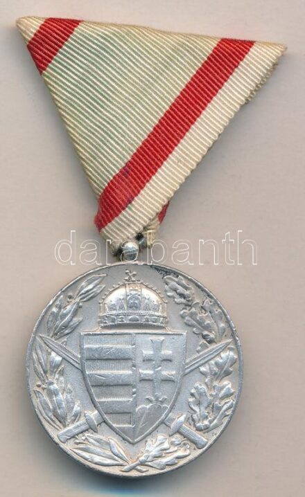 1929. 'Magyar Háborús emlékérem kardokkal, sisakkal' ezüstözött, jelzett bronz kitüntetés eredeti mellszalagon T:2 Hungary 1929. 'Hungarian Commemorative War Medal with swords and a helmet' silver-plated, hallmarked bronze decoration